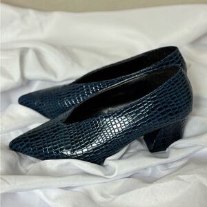 Vintage textured women’s pumps